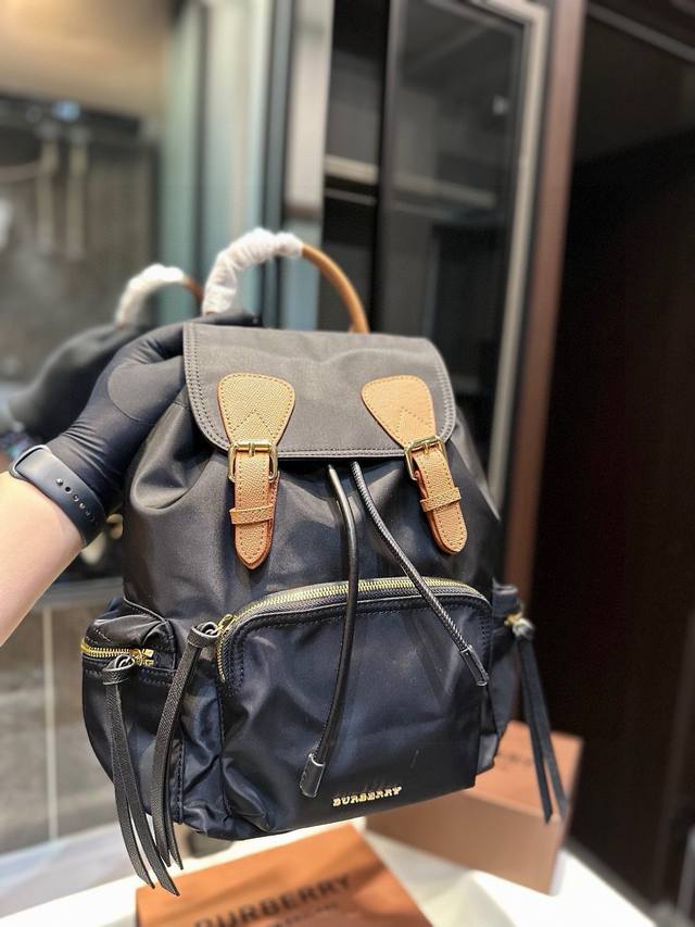 牛皮 Burberry The Rucksack军旅双肩背包 #巴宝莉双肩包# Burberry究竟rucksack背包怎么来设计灵感源自品牌20世纪初的经典军