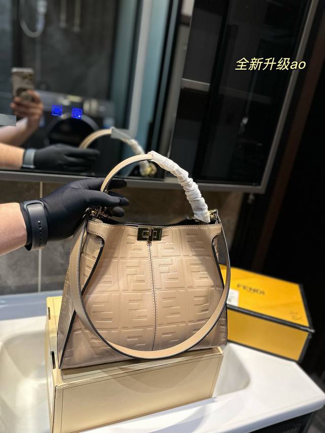 Fendi 芬迪 88 周年之年 Fendi手袋，质感光滑，明线剪裁修饰。两个隔层均以经典peekaboo转锁开合。硬隔板并设有一个拉链口袋。单手柄，镀钯饰面金