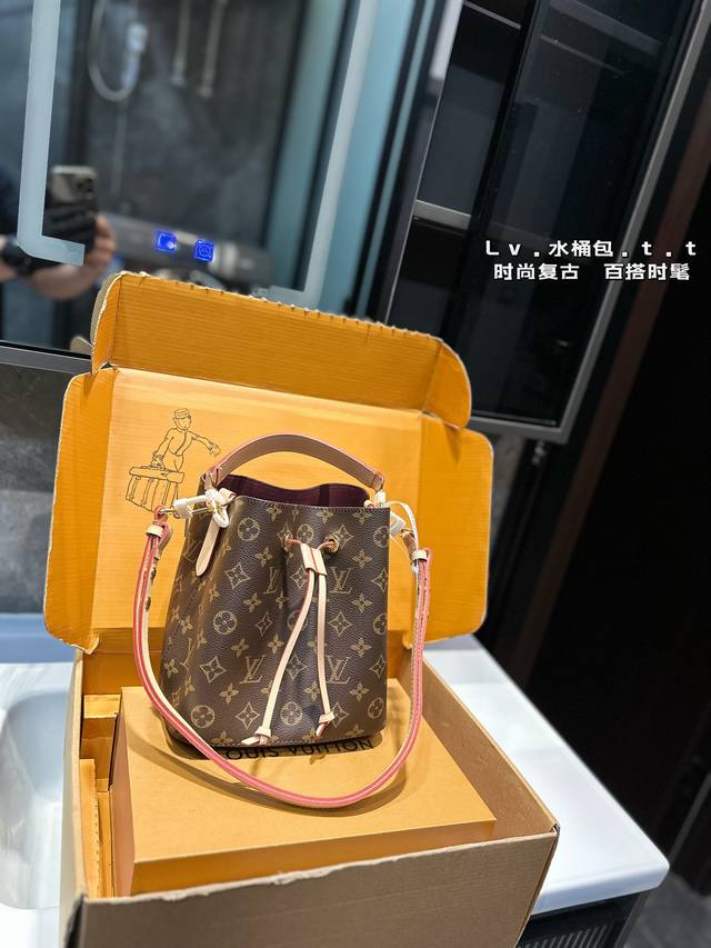 礼盒包装 Lv 水桶包满满的专柜味道 Lv水桶包néonoé选用柔软的monogram帆布面料 并搭配变色皮装饰 细节完美对花 配纯正变色小牛皮 原版五金全部带