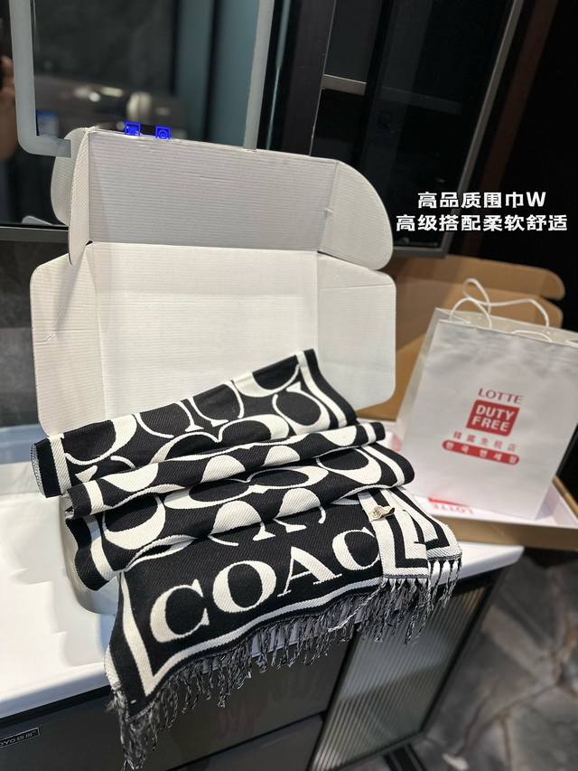 礼盒包装 Coach 新款羊绒围巾 这季的新款羊绒围巾， 真的是用心了呢！ 100%山羊绒的触感真的能感觉到春日阳光般的温暖...