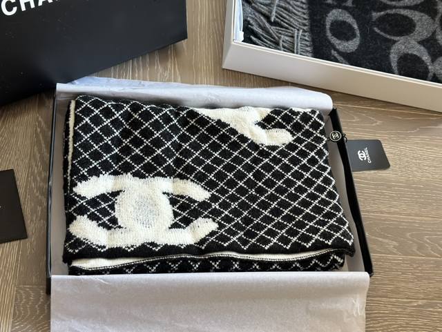 配盒 Size：1 *30Cm Chanel 秋冬黑白围巾 摸着手感巨柔软 这个冬天不冷了啦！ 保暖效果非常好 很有腔调yyds