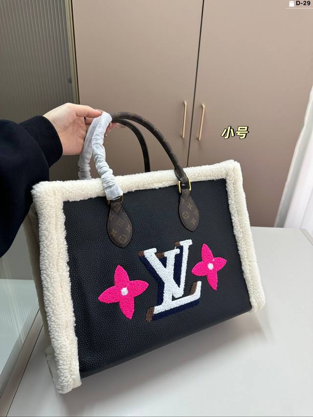 小 Lv 泰迪熊系列 Onthego托特包 Lv 冬季最新teddy系列购物袋 毛毛手感超级好 秋冬搭配起来超级美腻 D-29尺寸42×33 36×27