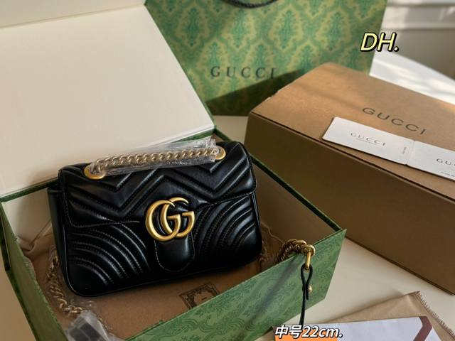 22Cm 折叠盒飞机盒 Size：22×13中号 Gucci 古驰gg Marmont 迷你马蒙链条包 以双g标识作为点睛之笔 多种背法，给造型增加了很多变化！