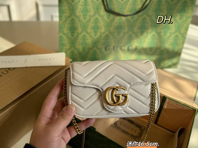 折叠盒飞机盒 Size：16.5×10 Gucci 古驰gg Marmont 迷你马蒙链条包 以双g标识作为点睛之笔 多种背法，给造型增加了很多变化！ 每个细节