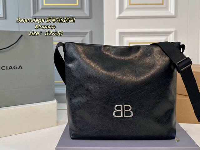 配盒 Size：32×30 Balenciaga巴黎世家monaco Hobo斜挎包 简洁大方 质感高级，慵懒随性 非常实用 容量超大也很耐用～ 细节精致 日常