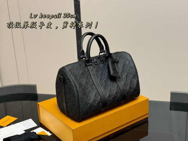 牛皮 配盒 尺寸：35*22Cm Lv Keepall 新品枕头包 原版配牛皮 简直长在我的心头。 男女同款！！！！ 男盆友的新包