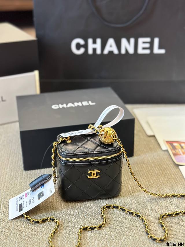 小羊皮 Chanel24S 金球羊皮黑色长盒子 羊皮看起来有高贵范 喜欢的人依然很爱 羊皮娇贵一些些，字母手柄一样的美 如风妳错过了牛皮，那就来一只羊皮长盒子吧