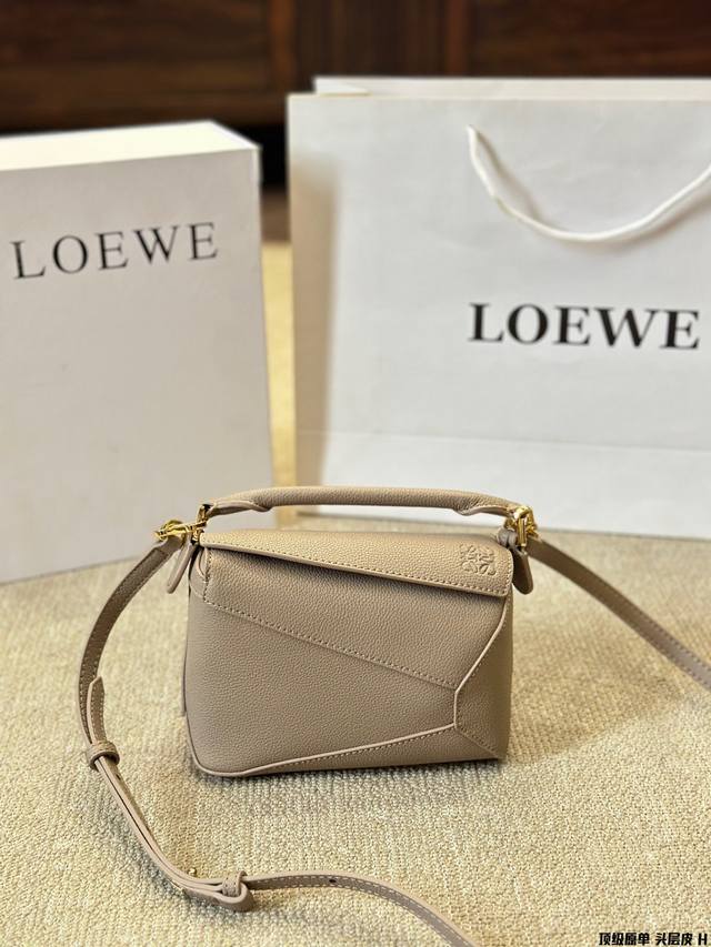 顶级原单 头层皮 Loewe 新秀款展示 罗意威 几何包 爱惨了这精致高级范儿！ 汤唯 杨幂孙千李一桐 雎晓雯.同款 最新秀款paseo几何包 包包界的一股清流