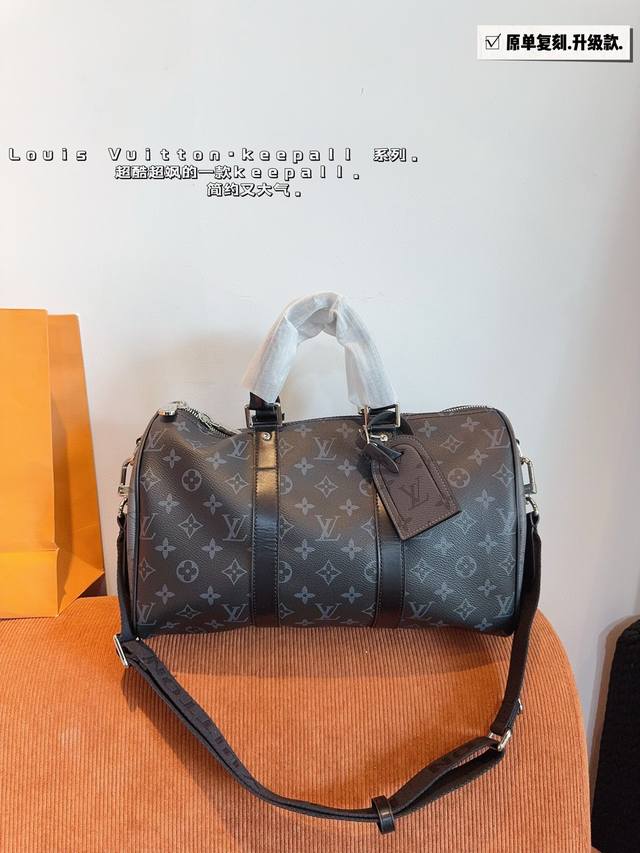 配礼盒. Lv X Nigo Keepall Xs 枕头包 手袋是一款理想的都市手袋。 标志性的造型与经典的 Monogram 帆布，加之多种携带方式和奢华的天