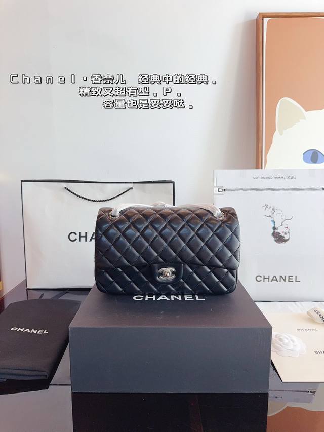 配礼盒. Chanelcf系列 Cf包香奈儿#精致女神推荐入手呦 美貌与实用并存 近年超盛行而小香这款做的超级棒 百搭休闲,职业,萌新等多种风格 材质是原版牛皮