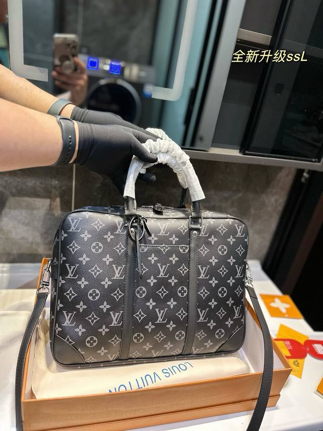 Louisvuitton 路易威登voyage老花男包公文包 手提包 电脑包 采用精湛镶嵌细工 经典百搭 实物拍摄 27 X 37 Cm