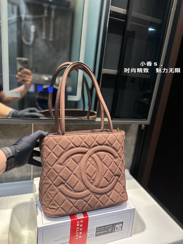 香奈儿 Chanel麂皮希尔顿托特包 中古届的皇后，入国全球50款最值得购买的包包之一，复古，经典！ 时尚界超模的钟爱款，明星当然是爱它爱的深沉，造型独特硬朗，