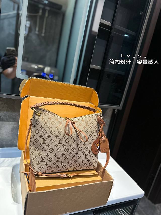 Lv 路易威登中古购物袋 薇薇安女包lv老花限定 ！超美！好多网红潮人都在背 单肩斜挎背这款包看着简单，搭配起来特别有范！被外观真的迷倒 尺寸33Cm