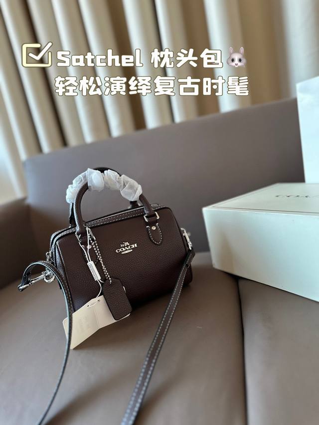 配盒 Satchel 枕头包 轻松演绎复古时髦 包型挺阔，简约而不简单不需要过多的装饰，日常搭配西装和t恤，就能将高级感体现的淋漓尽致！尺寸17*12