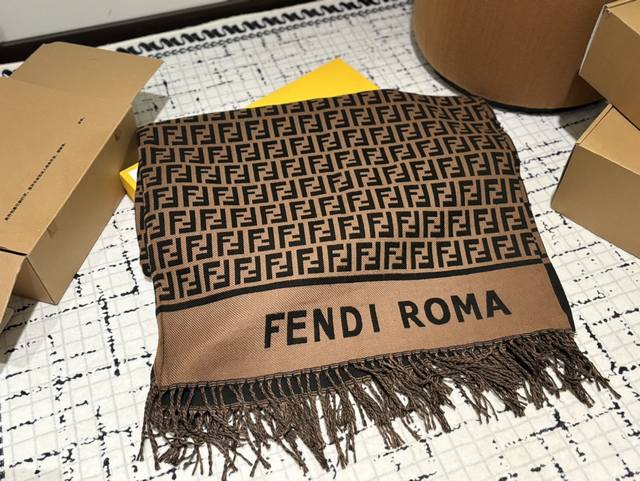 羊绒披肩 芬迪 Fendi 专柜新款 大方巾 披肩 度假及日常都非常好搭配的款 订单私流 一看到就想去度假 平时穿搭也非常好搭配，整个人看起来都会神采奕奕 好多