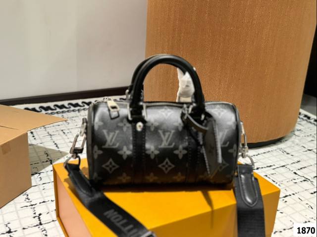 尺寸25.14 Lv Keepall 25 枕头包 设计真的是开挂了 上身效果绝美 一年四季搭配绝绝子