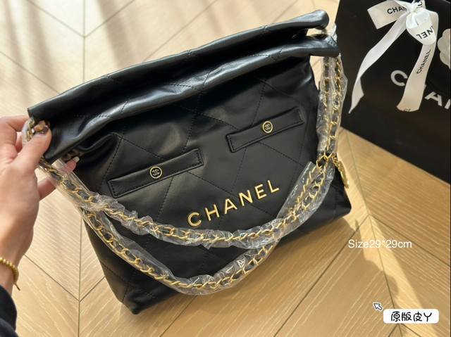 牛皮 Chanel 千呼万唤的牛皮系列 今年火遍全网的垃圾袋 不多说啦直接上现货 搜索 小香家 垃圾袋 尺寸29*29Cm