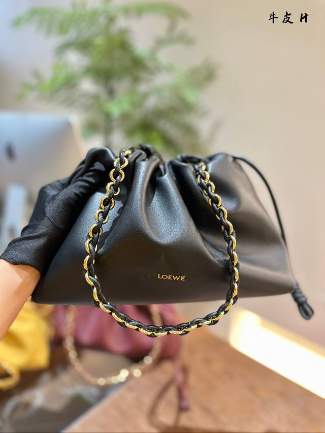 Loewe罗意威福袋包purse版本 罗意威的福袋已经有40多年的历史了，Purse 版本是我们近年推出的升级版，自带皮质肩带的同时，更有金属皮穿环链条，增加穿