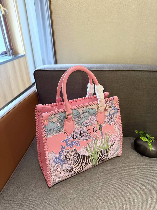 Gucci 原版面料 世界奢侈品顶级品牌世界奢侈品史，时尚界最杰出的时尚设计风格 专柜同步在售 最新设计超受亲们青睐，最最l爆大气百搭不挑人 女神都喜欢 气质美