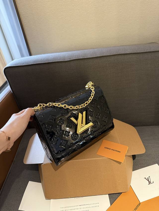 折叠礼盒包装 Lv 限定 Twist 自带链条 绝美啊 水波纹系列 最新最火款twist Denim 出货了 呈现新古典 Twist 中号手袋。水波纹造就聚焦设