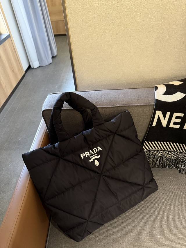 Prada 棉服包 手提tote包 Prada接下来一整季的主打款式。Prada 手袋的曲线型设计十分醒目，时尚百搭！也很轻便哦！尺寸 33Cm