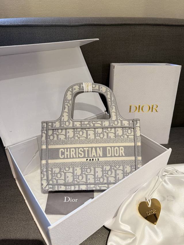 配内胆 折叠礼盒包装 Dior托特tote 新颜色购物袋~ 出游必备单品！ 尺寸 20Cm