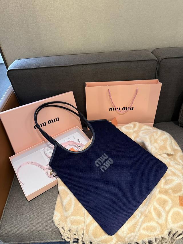 礼盒包装 Miumiu 伊势丹限定 托特包 Miumiu伊势丹限定款tote 也太好看了 Miumiu 这款tote 可能是它家出过的包里我最喜欢的一款 尺寸