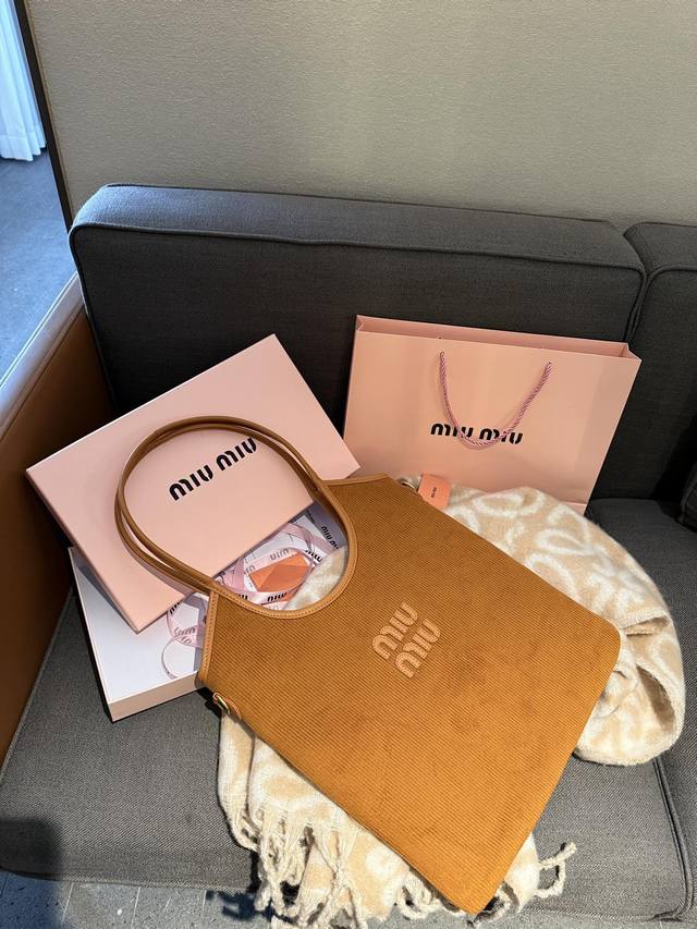 礼盒包装 Miumiu 伊势丹限定 托特包 Miumiu伊势丹限定款tote 也太好看了 Miumiu 这款tote 可能是它家出过的包里我最喜欢的一款 尺寸