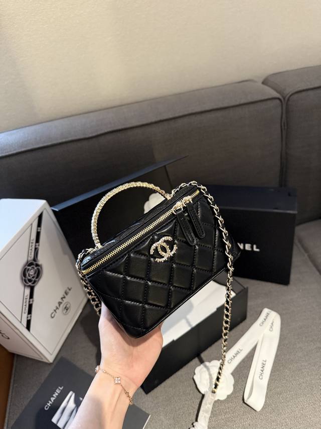 折叠礼盒官网飞机盒” Chanel 新品 高级镶钻手柄 盒子包 化妆包 小箱子 最近的盒子包系列真的好火，小盒子当然是异常可爱啦。尺寸 18Cm