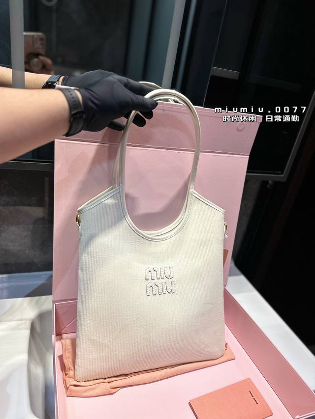 Miumiu 伊势丹限定 托特包 Miumiu伊势丹限定款tote 也太好看了 Miumiu 这款tote 可能是它家出过的包里我最喜欢的一款尺寸 30Cm