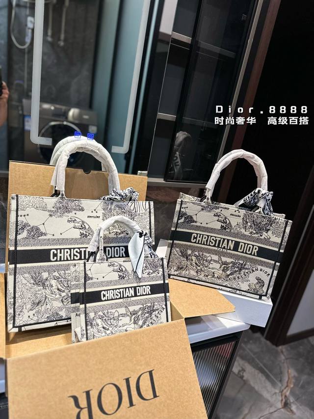 礼盒包装 迪奥dior 刺绣购物袋 本年度重量级专柜经典爆款 将帅气和优雅两种不同的风格碰撞在一起，融合了新一代女性的时髦与个性 展现女性力量 包包全身刺绣设计