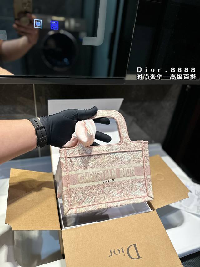 礼盒包装 Dior 提花 托特包 Dior Book Tote今年最喜欢的一款购物袋 Tote我用的次数最多的包，因为容量超级大，不管什么东西都向里面放，当然凹