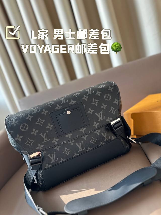 L家 男士邮差包 Voyager邮差包 结构和辅料都时尚青春化， 包包的大小尺码刚刚好， 手感很软！但是很型哦！ 搜索lv 男士邮差包 尺寸29*23