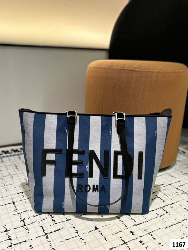 尺寸：35 30Cm F家 Fendi Peekabo 购物袋 经典的tote造型！托特包