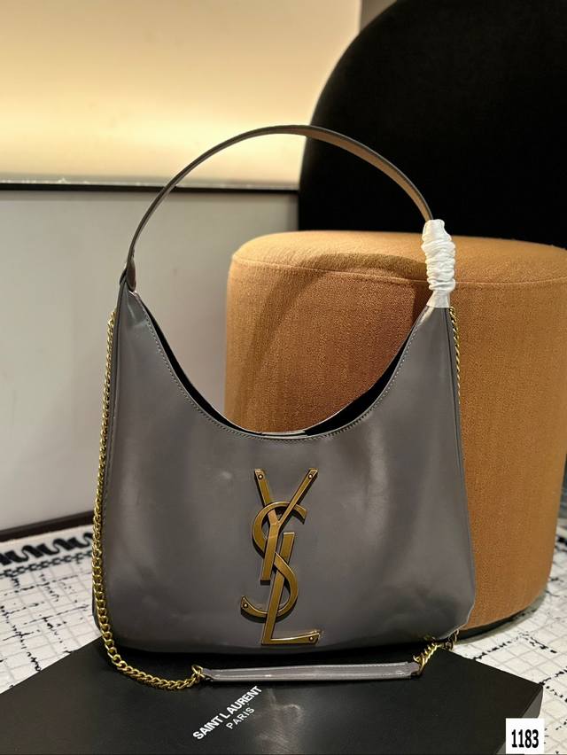 尺寸34.39 圣罗兰 Ysl 时尚的火花瞬问点燃。 手袋的精致设计，不仅能够完美收纳你的日常所需，更是一种生活态度的展现。松弛有度，既不失优雅，又充满个性。