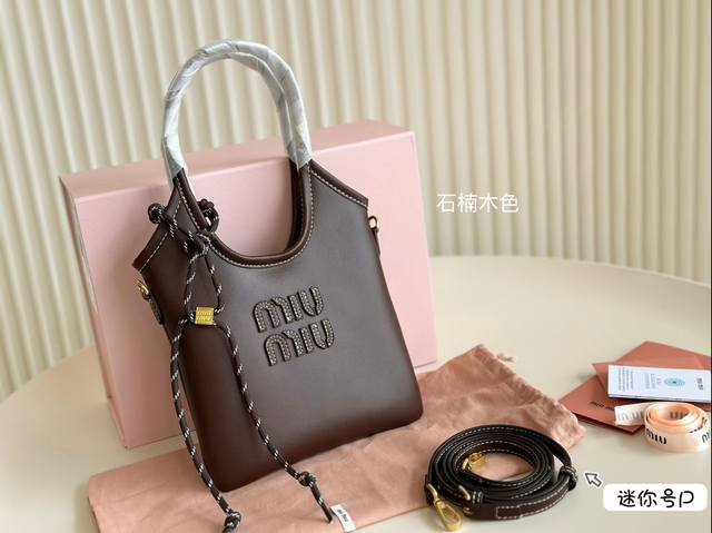 Size：19*17Cm 被miumiu征服的一天 Miuniu Tote托特包 最新秀款包包 跟上大包的节奏 随意慵懒 本季最爆 无法反驳吧了吧