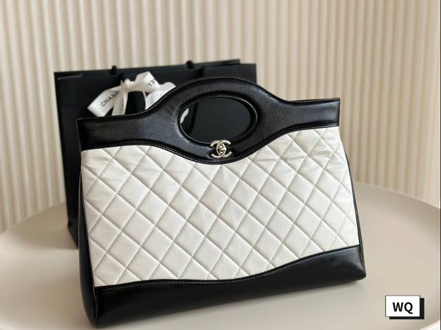 Chanel 31Bag31Bag再次回归就闭眼入，有什么颜色买什么颜色，图片色可能略有色差，但实物是非常好看的，容量不用说了，肩带也正好斜挎不会太长，既好看又