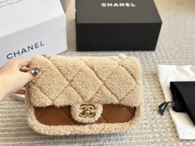 配盒 尺寸 ：25Cm 天冷就要毛茸茸的 Chanel24Kcf泰迪熊大号 秋冬很适合这个焦糖色 沉闷的冬天也会眼前一亮 秋冬随意搭配氛围感直接拉满 毛茸茸质感