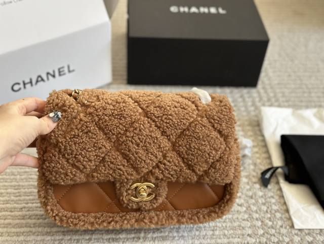 配盒 尺寸 ：25Cm 天冷就要毛茸茸的 Chanel24Kcf泰迪熊大号 秋冬很适合这个焦糖色 沉闷的冬天也会眼前一亮 秋冬随意搭配氛围感直接拉满 毛茸茸质感