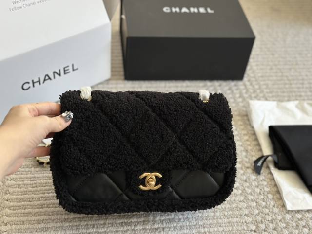 配盒 尺寸 ：25Cm 天冷就要毛茸茸的 Chanel24Kcf泰迪熊大号 秋冬很适合这个焦糖色 沉闷的冬天也会眼前一亮 秋冬随意搭配氛围感直接拉满 毛茸茸质感