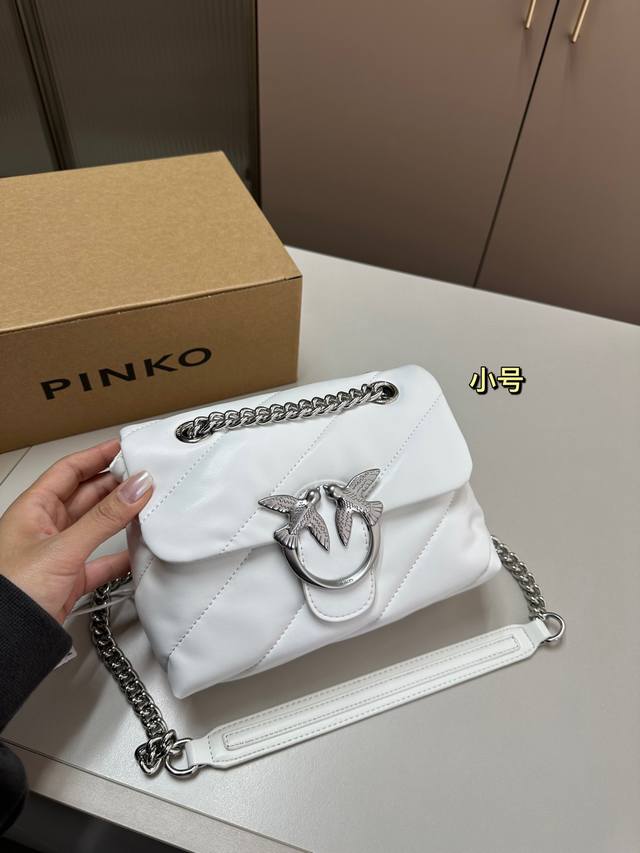 Pinko 限量燕子包可甜可盐 是有品味和个性的妹子的最佳选择盛 就会与众不同 随时成为焦点 尺寸27×16 20×12飞机盒