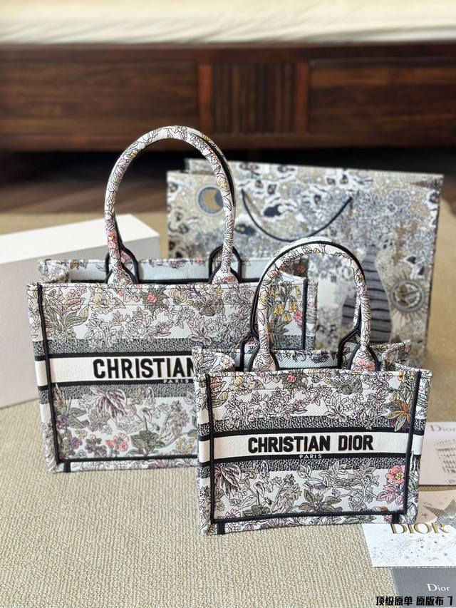 顶级原单 原版布 Dior Book Tote今年最喜欢的一款购物袋 Tote我用的次数最多的包，因为容量超级大，不管什么东西都向里面放，当然凹造型也是必须有的