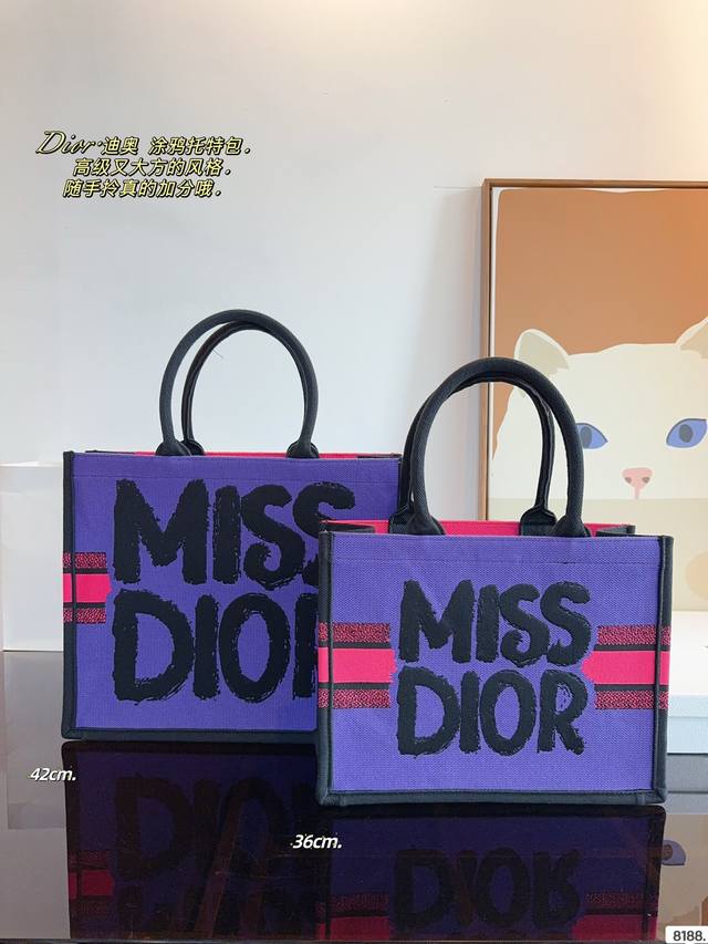 配内胆. 迪奥 托特包 系列. 这款 Dior Book Tote 手袋由 Dior女装创意总监玛 丽亚 嘉茜娅蔻丽 Maria Grazia Chiuri 设