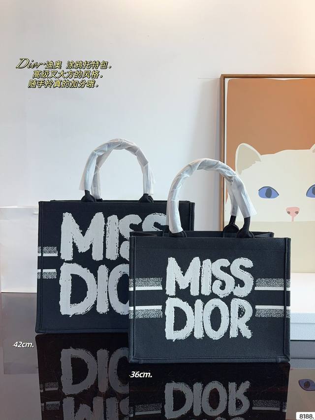 迪奥 托特包 系列. 这款 Dior Book Tote 手袋由 Dior女装创意总监玛 丽亚 嘉茜娅蔻丽 Maria Grazia Chiuri 设计，是体现