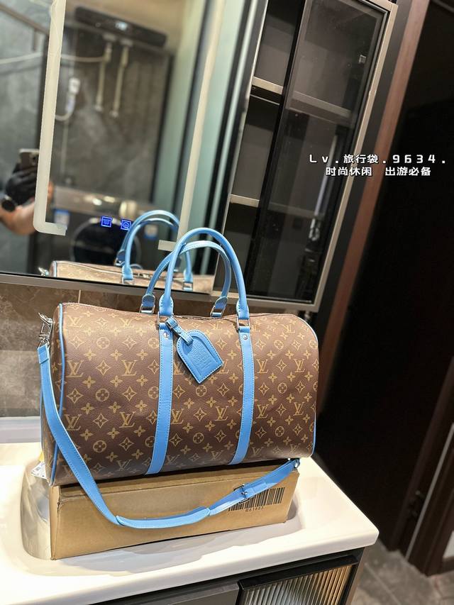 超酷中lv Keepall老花旅行袋 Lvkeepall 出差旅行最常用的一只包 这是超酷的一只包 可以做健身包，也可做旅行袋 容量超级感人非常的实用 出差三四