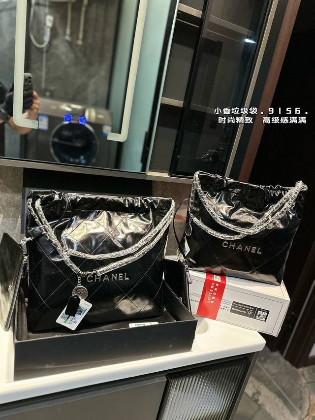 礼盒包装 Chanel 香奈儿 22Bag 油蜡皮 垃圾袋 又甜又酷 一整个爱住 百搭时尚 颜值超高 是每个潮酷女孩必入单品 Size：30Cm 36Cm