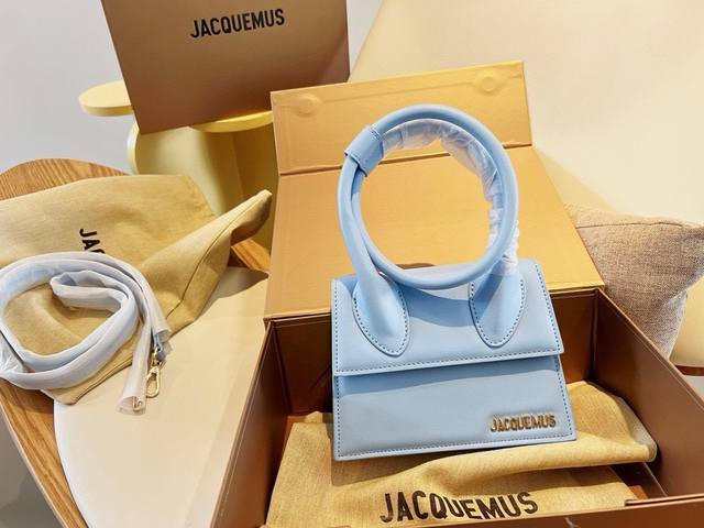 折叠礼盒包装 超火的 Jacquemus 登场啦～实实在在的断货王 一包难求～鬼才设计师说自己不喜欢过度关注细节的处理，所以他的作品都有些半成品的味道，法式浪漫