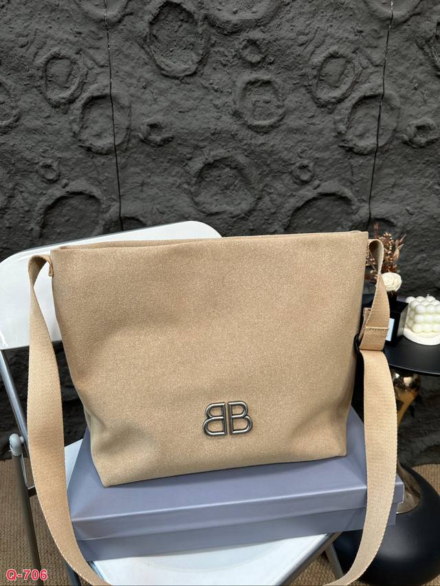 配礼盒 Balenciaga巴黎世家新款 男女通用款哦托特包 众多明星追捧的单品 原版面料 原单品质 超高回头率 尺寸32.30Cm