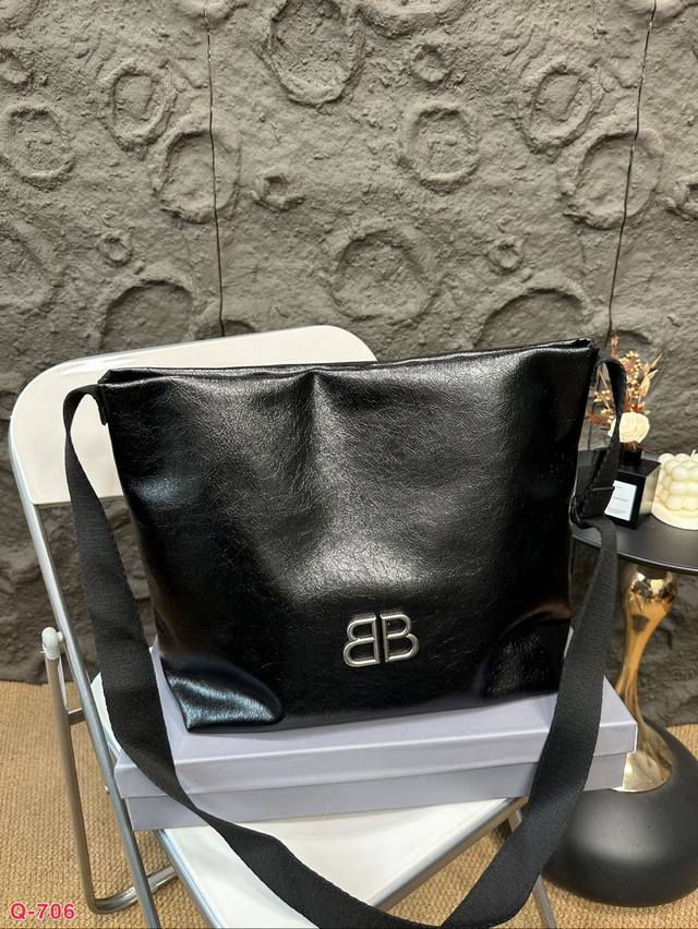 配礼盒 Balenciaga巴黎世家新款 男女通用款哦托特包 众多明星追捧的单品 原版面料 原单品质 超高回头率 尺寸32.30Cm