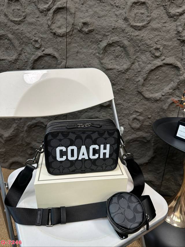 配折叠盒 蔻驰coach 新款相机包 G早春学院风白色单品 低调是不可能低调的，大logo吸睛打眼， 学院风青春减龄有活力，可以做情侣款换着背，粉笔白色皮革搭配